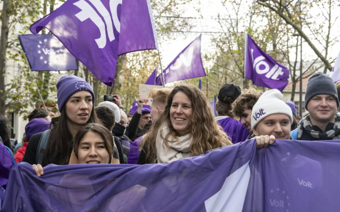 Acto público de Volt con Clara Panella en la primera fila tras la pancarta