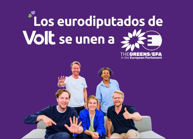 Foto de los 5 eurodiputados de Volt indicando que se unen al grupo The Greens/EFA